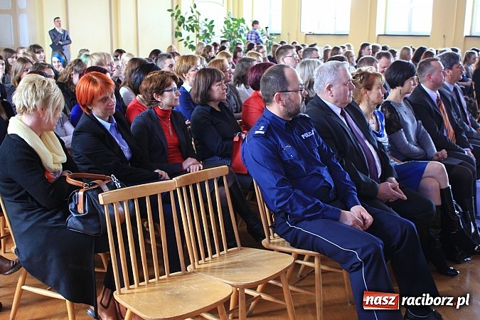 Zdjęcie w galerii na portalu naszraciborz.pl: Wejście do Ekonomika tylko z kartą! wiadomości z regionu