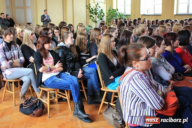 Zdjęcie w galerii na portalu naszraciborz.pl: Wejście do Ekonomika tylko z kartą! wiadomości z regionu