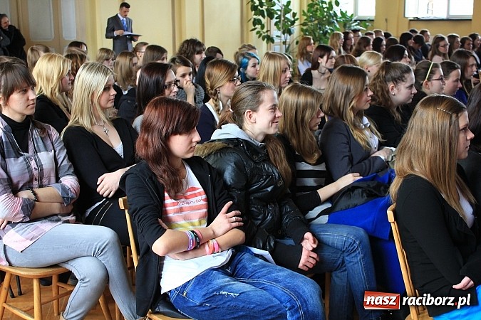 Zdjęcie w galerii na portalu naszraciborz.pl: Wejście do Ekonomika tylko z kartą! wiadomości z regionu