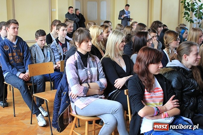 Zdjęcie w galerii na portalu naszraciborz.pl: Wejście do Ekonomika tylko z kartą! wiadomości z regionu