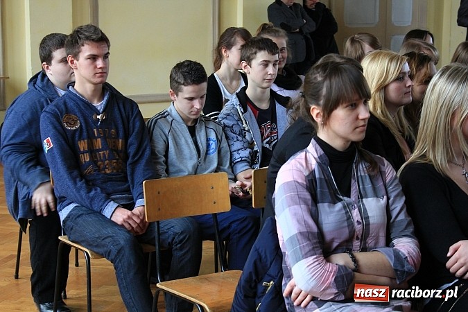 Zdjęcie w galerii na portalu naszraciborz.pl: Wejście do Ekonomika tylko z kartą! wiadomości z regionu