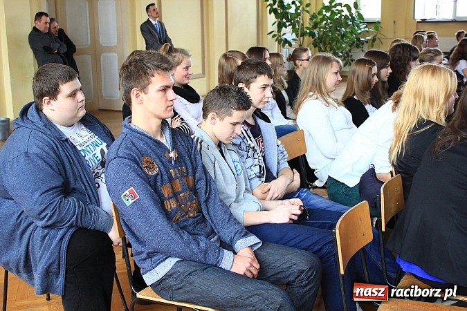 Zdjęcie w galerii na portalu naszraciborz.pl: Wejście do Ekonomika tylko z kartą! wiadomości z regionu