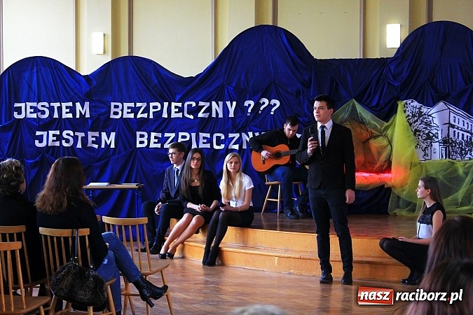 Zdjęcie w galerii na portalu naszraciborz.pl: Wejście do Ekonomika tylko z kartą! wiadomości z regionu