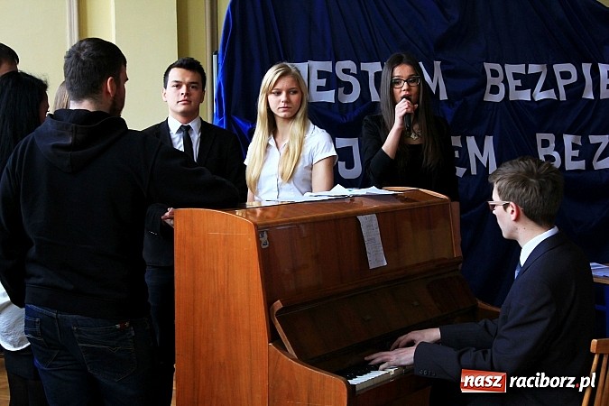 Zdjęcie w galerii na portalu naszraciborz.pl: Wejście do Ekonomika tylko z kartą! wiadomości z regionu