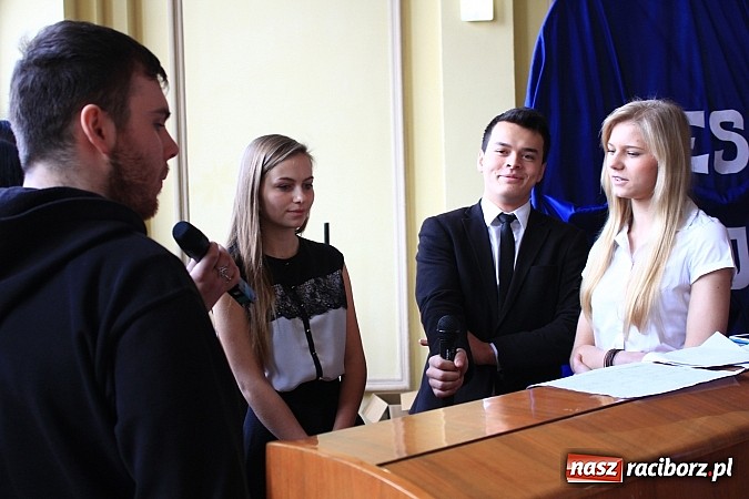 Zdjęcie w galerii na portalu naszraciborz.pl: Wejście do Ekonomika tylko z kartą! wiadomości z regionu