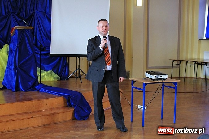 Zdjęcie w galerii na portalu naszraciborz.pl: Wejście do Ekonomika tylko z kartą! wiadomości z regionu