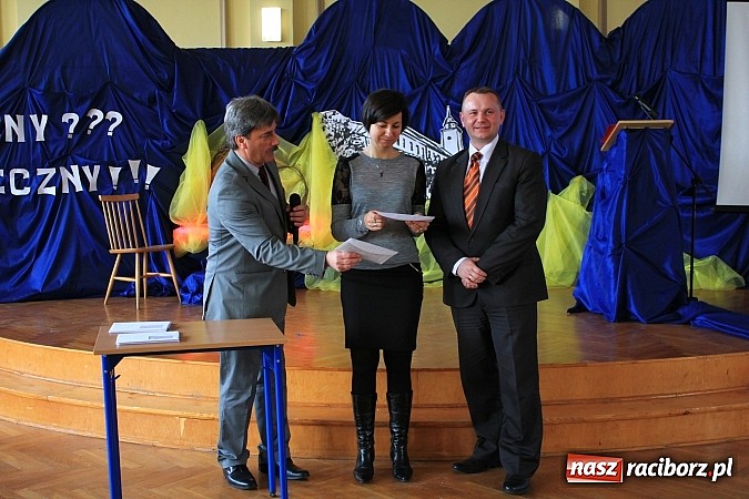 Zdjęcie w galerii na portalu naszraciborz.pl: Wejście do Ekonomika tylko z kartą! wiadomości z regionu