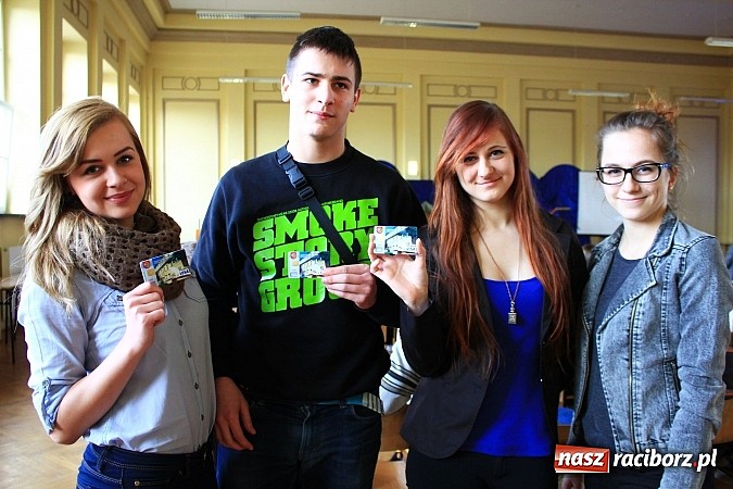 Zdjęcie w galerii na portalu naszraciborz.pl: Wejście do Ekonomika tylko z kartą! wiadomości z regionu