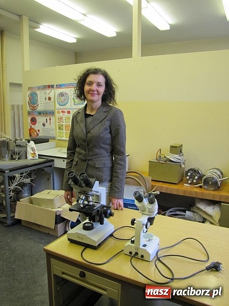 Zdjęcie w galerii na portalu naszraciborz.pl: Nowy mikroskop dla pracowni w Gimnazjum nr 3 wiadomości z regionu