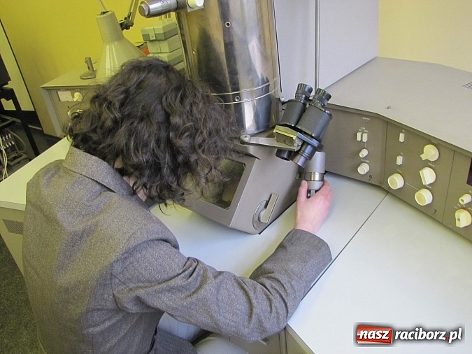 Zdjęcie w galerii na portalu naszraciborz.pl: Nowy mikroskop dla pracowni w Gimnazjum nr 3 wiadomości z regionu