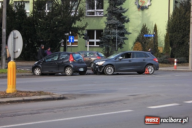 Zdjęcie w galerii na portalu naszraciborz.pl: Poważna kolizja obok Mechanika. Peugeot zderzył się z citroenem wiadomości z regionu