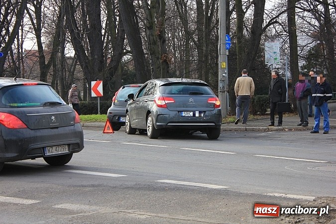 Zdjęcie w galerii na portalu naszraciborz.pl: Poważna kolizja obok Mechanika. Peugeot zderzył się z citroenem wiadomości z regionu