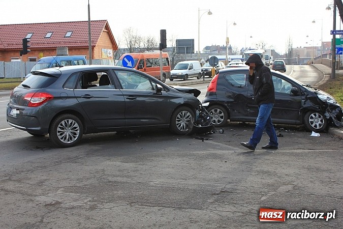 Zdjęcie w galerii na portalu naszraciborz.pl: Poważna kolizja obok Mechanika. Peugeot zderzył się z citroenem wiadomości z regionu