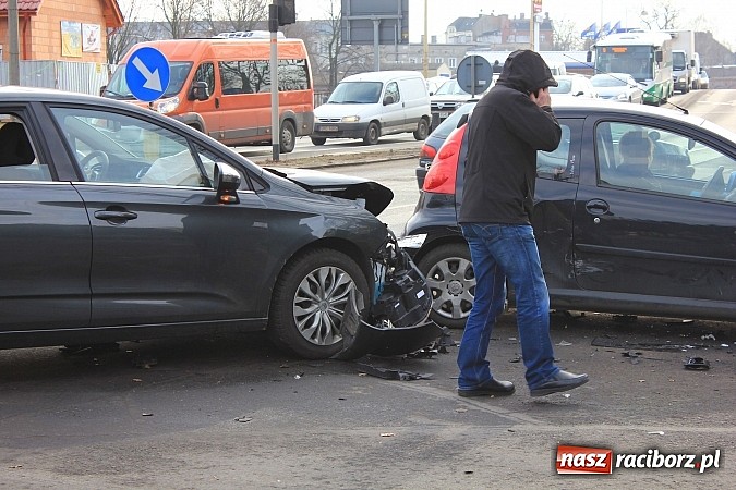 Zdjęcie w galerii na portalu naszraciborz.pl: Poważna kolizja obok Mechanika. Peugeot zderzył się z citroenem wiadomości z regionu
