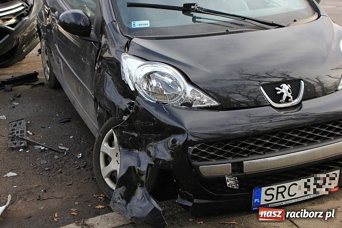 Zdjęcie w galerii na portalu naszraciborz.pl: Poważna kolizja obok Mechanika. Peugeot zderzył się z citroenem wiadomości z regionu