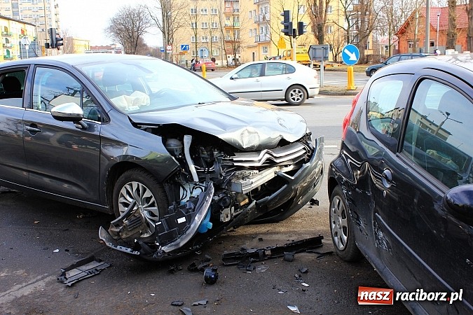 Zdjęcie w galerii na portalu naszraciborz.pl: Poważna kolizja obok Mechanika. Peugeot zderzył się z citroenem wiadomości z regionu
