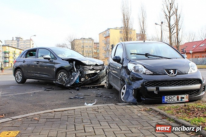 Zdjęcie w galerii na portalu naszraciborz.pl: Poważna kolizja obok Mechanika. Peugeot zderzył się z citroenem wiadomości z regionu