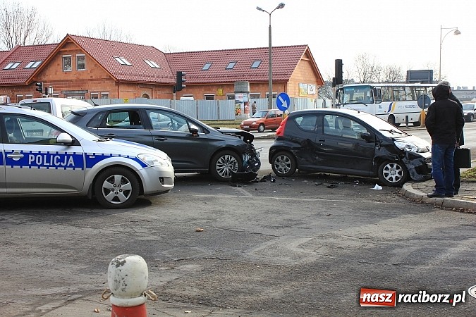 Zdjęcie w galerii na portalu naszraciborz.pl: Poważna kolizja obok Mechanika. Peugeot zderzył się z citroenem wiadomości z regionu