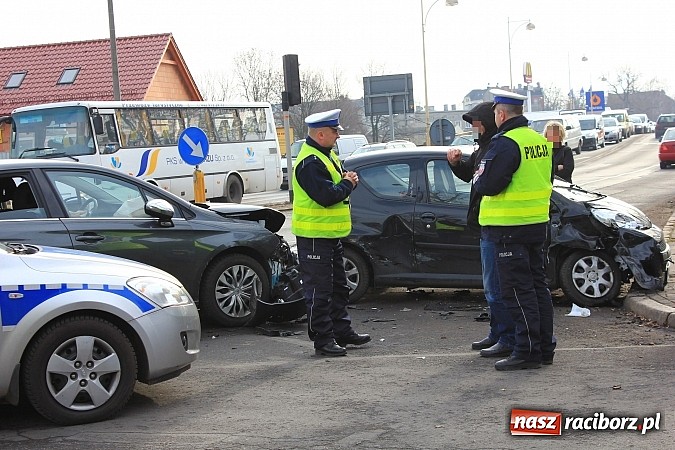 Zdjęcie w galerii na portalu naszraciborz.pl: Poważna kolizja obok Mechanika. Peugeot zderzył się z citroenem wiadomości z regionu