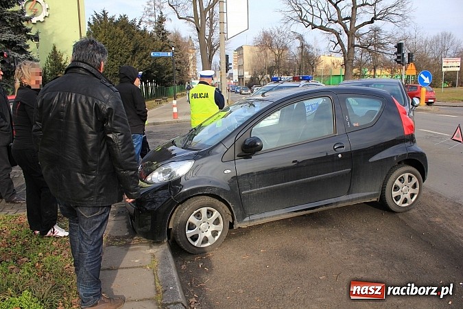 Zdjęcie w galerii na portalu naszraciborz.pl: Poważna kolizja obok Mechanika. Peugeot zderzył się z citroenem wiadomości z regionu