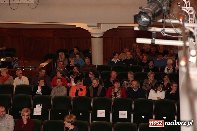 Zdjęcie w galerii na portalu naszraciborz.pl: Pełna sala śmiechu na Dańcu w RCK wiadomości z regionu