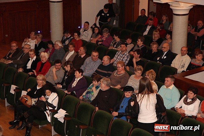 Zdjęcie w galerii na portalu naszraciborz.pl: Pełna sala śmiechu na Dańcu w RCK wiadomości z regionu