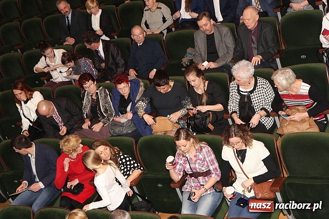 Zdjęcie w galerii na portalu naszraciborz.pl: Pełna sala śmiechu na Dańcu w RCK wiadomości z regionu