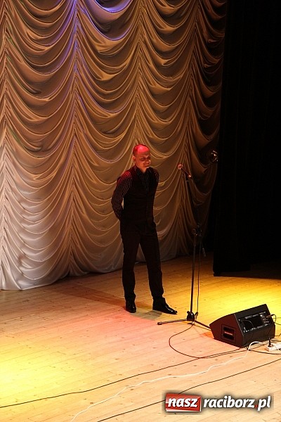 Zdjęcie w galerii na portalu naszraciborz.pl: Pełna sala śmiechu na Dańcu w RCK wiadomości z regionu