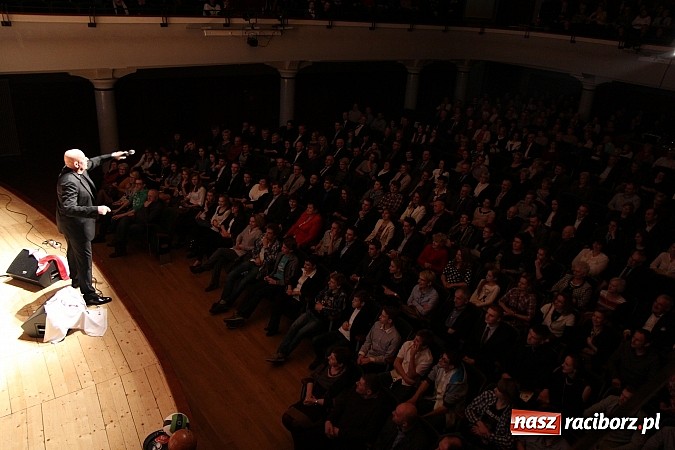 Zdjęcie w galerii na portalu naszraciborz.pl: Pełna sala śmiechu na Dańcu w RCK wiadomości z regionu