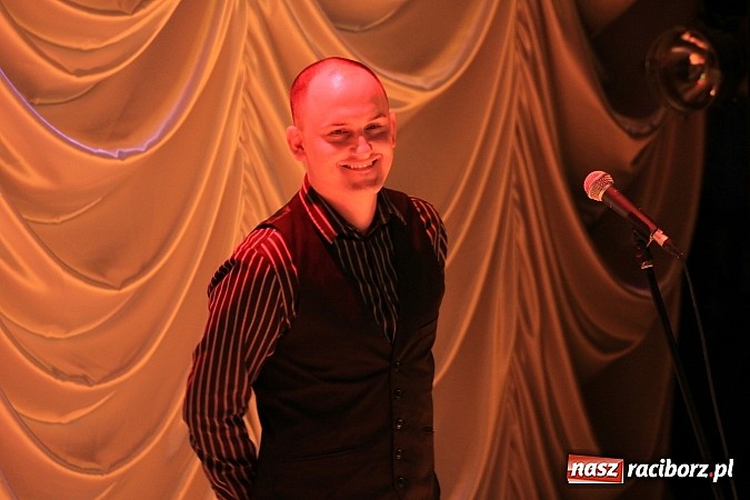 Zdjęcie w galerii na portalu naszraciborz.pl: Pełna sala śmiechu na Dańcu w RCK wiadomości z regionu