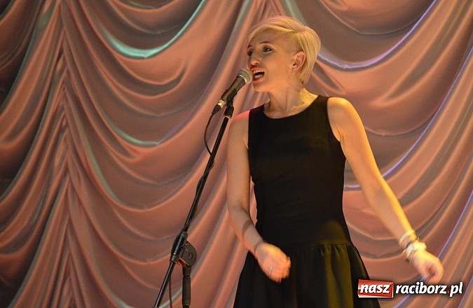 Zdjęcie w galerii na portalu naszraciborz.pl: Pełna sala śmiechu na Dańcu w RCK wiadomości z regionu