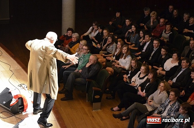 Zdjęcie w galerii na portalu naszraciborz.pl: Pełna sala śmiechu na Dańcu w RCK wiadomości z regionu