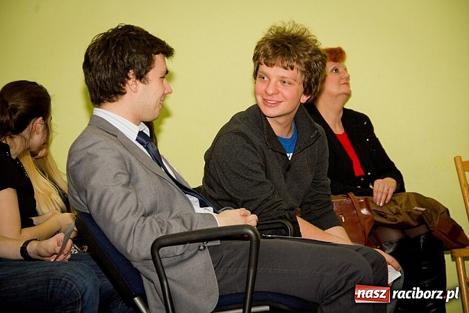 Zdjęcie w galerii na portalu naszraciborz.pl: Wieczór premier na scenie MDK-u wiadomości z regionu