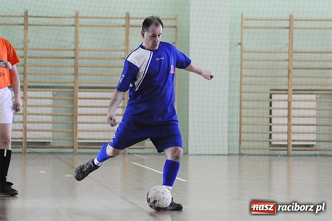 Zdjęcie w galerii na portalu naszraciborz.pl: Puchar prezesa w rękach Budanu wiadomości z regionu