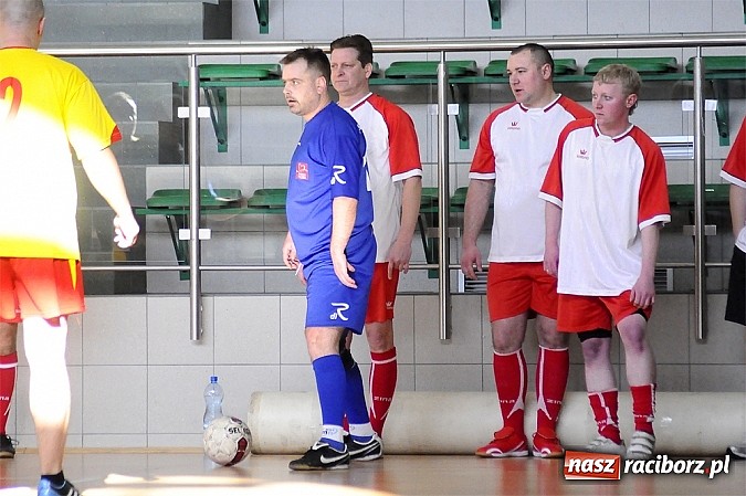 Zdjęcie w galerii na portalu naszraciborz.pl: Puchar prezesa w rękach Budanu wiadomości z regionu