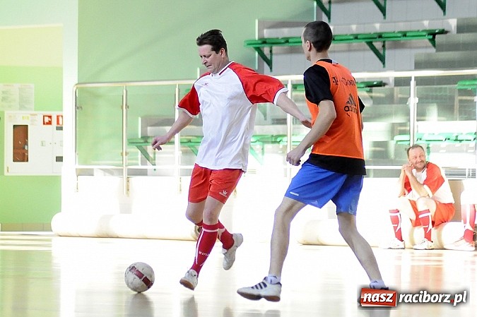 Zdjęcie w galerii na portalu naszraciborz.pl: Puchar prezesa w rękach Budanu wiadomości z regionu