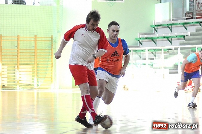 Zdjęcie w galerii na portalu naszraciborz.pl: Puchar prezesa w rękach Budanu wiadomości z regionu