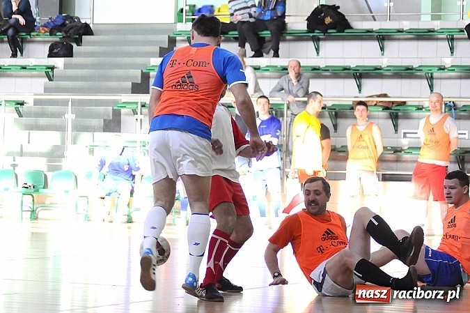 Zdjęcie w galerii na portalu naszraciborz.pl: Puchar prezesa w rękach Budanu wiadomości z regionu