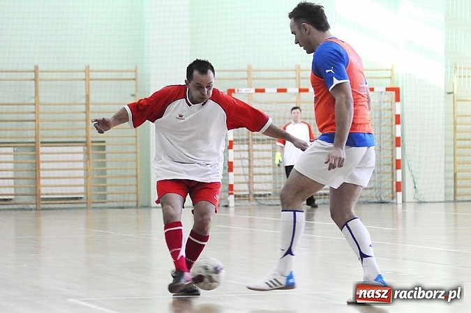 Zdjęcie w galerii na portalu naszraciborz.pl: Puchar prezesa w rękach Budanu wiadomości z regionu