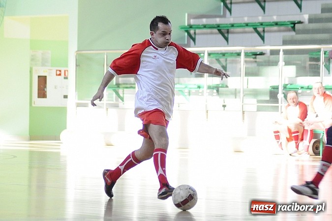 Zdjęcie w galerii na portalu naszraciborz.pl: Puchar prezesa w rękach Budanu wiadomości z regionu