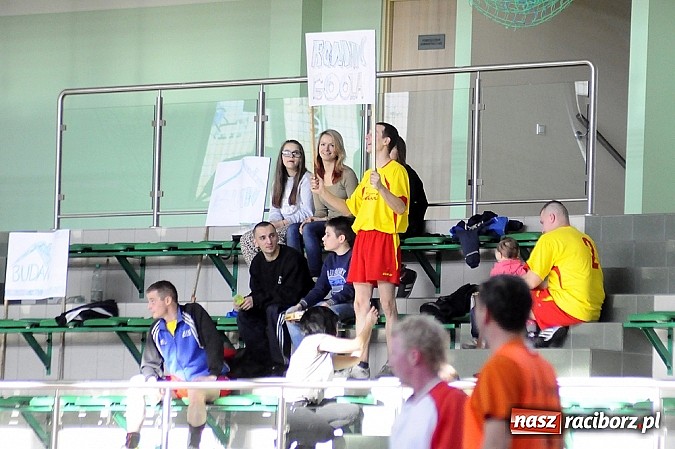 Zdjęcie w galerii na portalu naszraciborz.pl: Puchar prezesa w rękach Budanu wiadomości z regionu