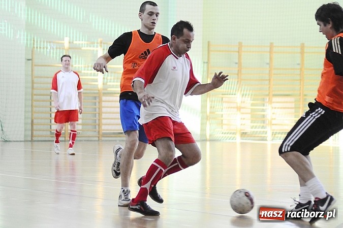 Zdjęcie w galerii na portalu naszraciborz.pl: Puchar prezesa w rękach Budanu wiadomości z regionu