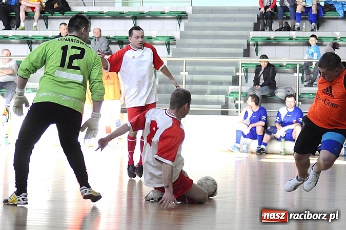 Zdjęcie w galerii na portalu naszraciborz.pl: Puchar prezesa w rękach Budanu wiadomości z regionu