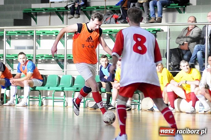 Zdjęcie w galerii na portalu naszraciborz.pl: Puchar prezesa w rękach Budanu wiadomości z regionu