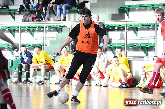 Zdjęcie w galerii na portalu naszraciborz.pl: Puchar prezesa w rękach Budanu wiadomości z regionu