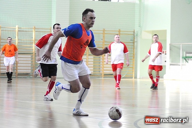 Zdjęcie w galerii na portalu naszraciborz.pl: Puchar prezesa w rękach Budanu wiadomości z regionu