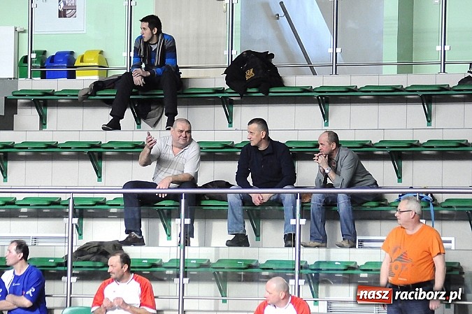 Zdjęcie w galerii na portalu naszraciborz.pl: Puchar prezesa w rękach Budanu wiadomości z regionu