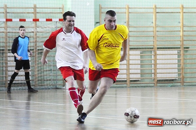 Zdjęcie w galerii na portalu naszraciborz.pl: Puchar prezesa w rękach Budanu wiadomości z regionu