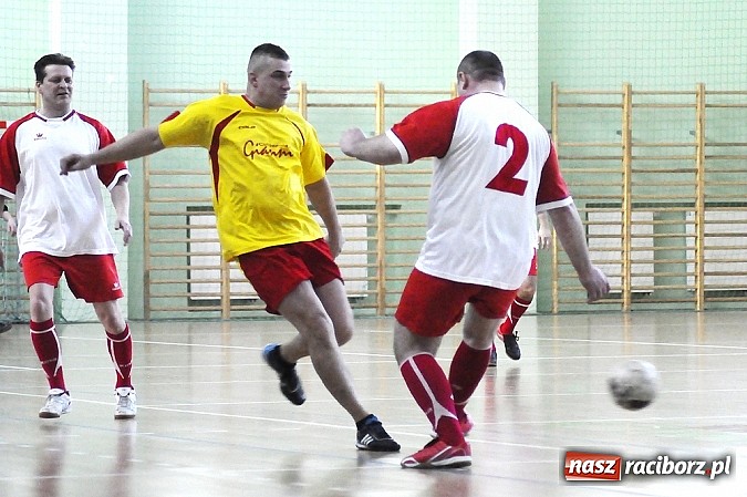 Zdjęcie w galerii na portalu naszraciborz.pl: Puchar prezesa w rękach Budanu wiadomości z regionu