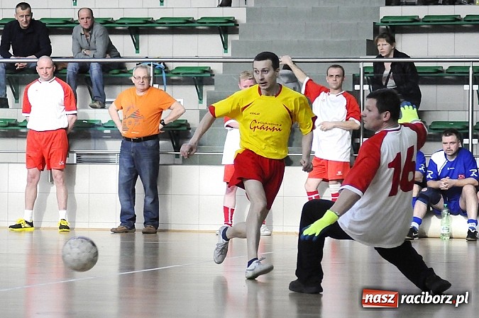 Zdjęcie w galerii na portalu naszraciborz.pl: Puchar prezesa w rękach Budanu wiadomości z regionu